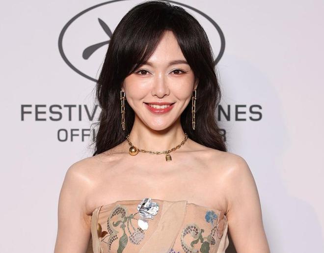 老！戛纳红毯生图：苹果肌下垂鱼尾纹能当眼线尊龙凯时人生就是搏平台41岁唐嫣断崖式