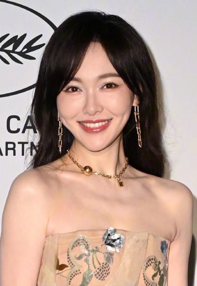 老！戛纳红毯生图：苹果肌下垂鱼尾纹能当眼线尊龙凯时人生就是搏平台41岁唐嫣断崖式衰(图3)
